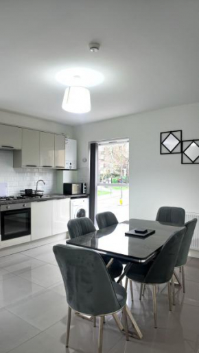Duplex 3 Bed Apt with patio in Camden WR202